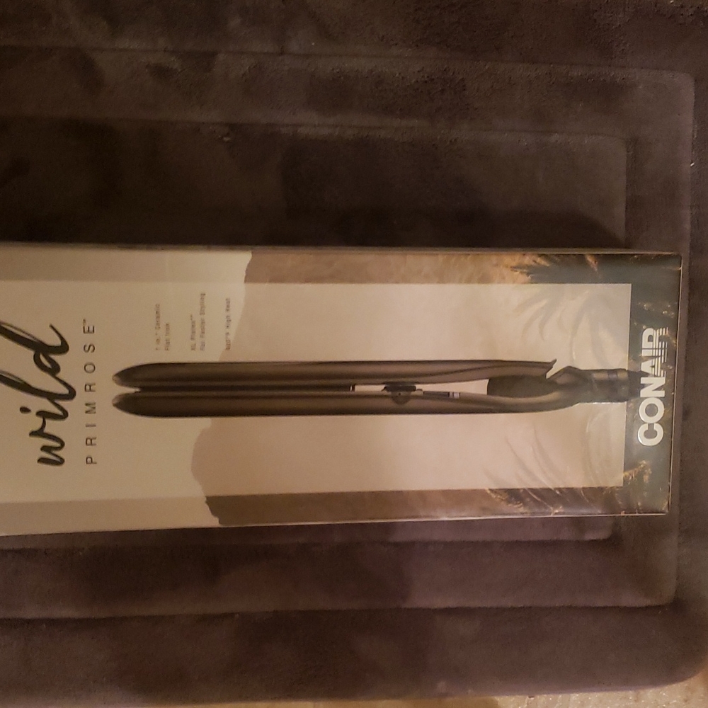 Brand new conair flat iron hair straighter
